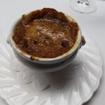 レストラン アラジン - 前菜：オニオングラタンスープ。フレンチレストランのオニグラ最強説が浮上。