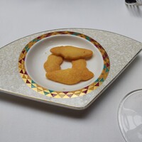 レストラン アラジン - アミューズ：フォアグラの油脂を用いたサブレ。ほんのりフォアグラ風味で泡が進みます。