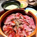 和牛と米 三芳亭 - 柔らかいハラミがご飯を覆い隠しています！