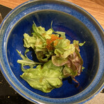 てんぷら 一心 - サラダ〜とびっこがかけてある。