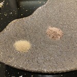 てんぷら 一心 - 右_ヒマラヤヒマラヤ塩〜硫黄の香りが。左_自家製塩は出汁、昆布、干し椎茸等を配合。