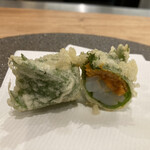 てんぷら 一心 - ⒋雲丹とアオリイカ大葉揚げ イカはレアで甘い