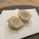 てんぷら 一心 - ⒏ホタテ貝柱～レアだが中まで暖かい。塩酢橘 