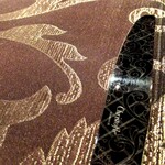 La maison du caviar 17℃ - テーブルクロスはクリストフルの柄に合わせた特注品