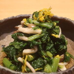 こころや - 春菊としめじと菊花お浸しアップ