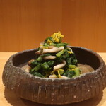 こころや - 春菊としめじと菊花お浸し