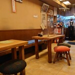 Tsurukame Shokudou - 店内左奥のテーブル席。