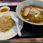 Chuukaryouri Rouran - ラーメン定食￥670の餃子待ち