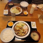 つるかめ食堂 - 豚肉と野菜の味噌炒め(目玉焼き付き)900円。