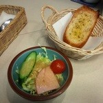 菓子工房 マイハウス - サラダとガーリックトースト