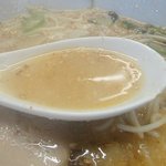 丸優ラーメン - 油多めながら、独特のとろみ加減で最後まで一気にいけるスープ