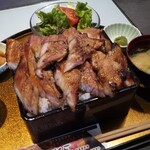 炭火串焼物語 SAKE - 溢れ出る豚肉