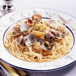 蛤蜊和时令蔬菜的白酒蛤蜊意大利面