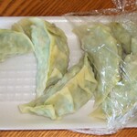 丸重商店 - 丸重さんの手作り餃子、1個40円。10個でも5個でも買えます♬