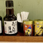 Shinshuu Soba Shingen - 醤油は2種類、薬味は3種類あります。