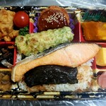 ブイチェーン - 料理写真:『特上鮭海苔弁当』豪華キャスト勢揃い♥