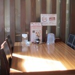 彩鳳 - 店内のテーブル席は広く重厚なテーブル