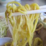たくみ屋 - 黄色い中太の縮れ麺