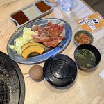焼肉食堂 おおいり - 【和牛切り落とし定食 全景】ごはん・スープ・キムチのおかわり無料