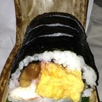 お土産の太巻き(2415円)※写真は1/2に切り分けた物ですので、実際は倍の大きさになります。