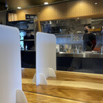 塩ラーメン あす流 - 自席からカウンター方面⁽⁽ૢ(⁎❝ົཽω❝ົཽ⁎)✧