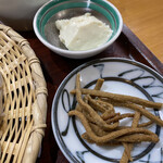 蕎麦切 桜花 - 小鉢のざる豆腐と蕎麦かりんとう