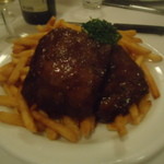 メイン（牛ステーキとフライドポテト）