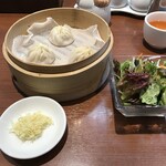 台湾料理 鼎 - 豚肉小籠包＋サラダ