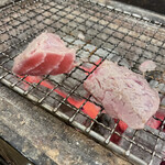 赤羽 トロ函 - 鮪のほほ肉。ちょこっと炙ってわさび醤油で