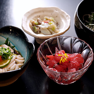 小鉢や天ぷらなどの一品料理を含む、魚メインの「宴会コース」