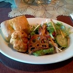 トラットリア・ラ・ヴィータ - サラダとバゲットとフォカッチャの前菜プレート