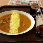 ROYAL CURRY - これで700円。店員さんがテーブルに届けてくれます。