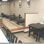 とんかつ しげます - テーブル2席、座敷4席にカウンター席があります。