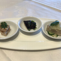 四川豆花飯荘 東京店 - ビジネスランチ１９３６円。前菜三種。穴子？煮凝り、茄子の冷菜、蒸し鶏の葱ソース。味付けは良かったです（╹◡╹）。冷蔵庫から出したばかりの温度感は改善してほしい。。。