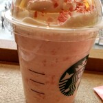 スターバックス コーヒー - 横からの図　細かい赤いのが桜風味の白玉の刻んだもの