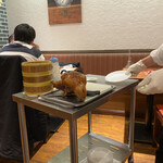 民福北京烤鴨店 - 高級中華の様にテーブルの前で切ってくれる