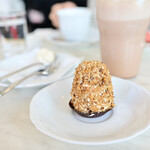 オー・メルベイユ・ドゥ・フレッド - [手前]マニフィック＠税込320円│[右奥]自家製ホットチョコレート@税込550円