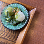グリーンティーラボ - 塩鶏茶煮麺のセットの甘味(お団子と餡子)