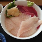 Maguro Shokudou - 最近見慣れた超大盛り海鮮丼とは一線を画しますが、これでも十分楽しめます。