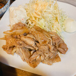 Izakaya Saikai - ランチ、生姜焼きの皿には千切りキャベツ、ポテサラ、マヨが。