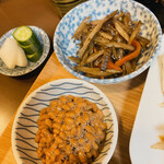 Izakaya Saikai - ランチの小鉢。納豆(小粒タイプ)、きんぴらごぼう、お新香。