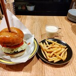 Valo - R3.Valoバーガーセット(ポテト選択)、スープ付き。ママのハニーレモン(レモネード)