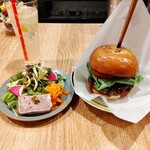 Valo - R3.Valoバーガーセット(サラダ選択)、スープも付きます。ドリンクはママのハニーレモン(スカッシュ)