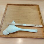 飯田商店 - 提供前のお盆セット風景