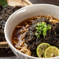 名物 もずくそば シークゥーサ添え