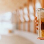 ICOR NISEKO - 【琥珀ラテ】白キクラゲ、桃樹液、ハトムギ、竜眼、ナツメ、豆乳など、身体を内側から潤す食材がたっぷり入った薬膳ドリンク。肌・肺・腸は表裏一体と言われます。肺を潤しながら食物繊維やビタミンをしっかり摂り、さらにむくみもケア。冬はホットで、夏はすっきりしたアイスで、季節にあわせておいしくお飲みいただけます。