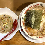 ラーメン階杉 - 岩国ブラックと半チャーハン