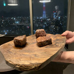 スカイツリービューレストラン 簾 - スカイツリーをバックに焼き上がりをプレゼン