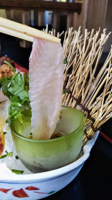 川魚・郷土旬菜 うおとし - 口当たりの良い天然ナマズ薄造り！
