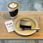 フック コーヒー - ほうじ茶ラテ、黒ゴマチーズケーキ